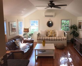 The gardners Cottage 1 mile from long Island Sound - pet friendly - Clinton - Living room
