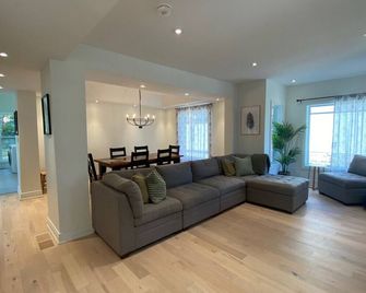 Downtown Picton 3 bedroom - Picton - Living room