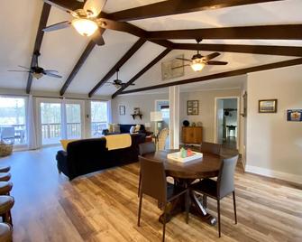 Mid Century 4 BR Lake Hartwell Home with Great views, good vibes, + large dock - Hartwell - Dining room