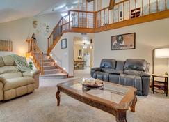 Tahlequah Duplex with Screened-in Porch and Fire Pit! - Tahlequah - Sala de estar