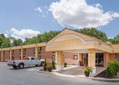Super 8 by Wyndham Logansport - Logansport - Building