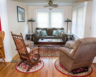 The Red Cottage -Great Location! Pet Friendly. Long-Term Stays Are Welcomed! - Black Mountain - Wohnzimmer