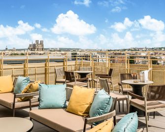 هوليداي إن إكسبرس آند سويتس ريمز ريفس دو فيزل باي آيتش جي - رانس - شرفة