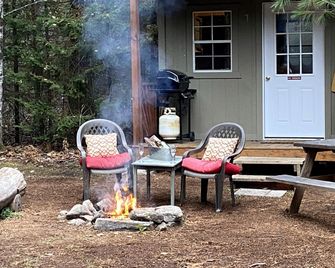 Quaint Tiny Cabins Great for a Couples Escape in Ontario - Eganville - Patio