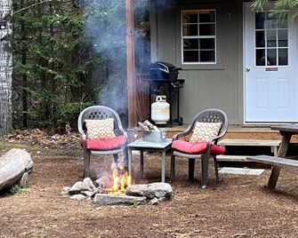 Quaint Tiny Cabins Great for a Couples Escape in Ontario - Eganville - Patio