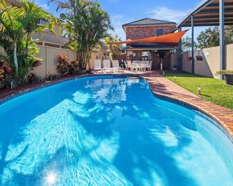 Coffs Harbour Spacious Family Room Comfort & Convenience for All - 科夫斯港 - 游泳池