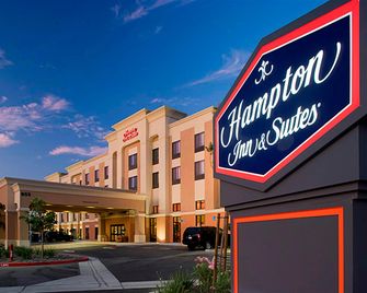 Hampton Inn & Suites Clovis-Airport North - Clovis - Building