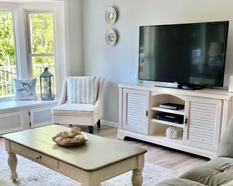 Scenic 5-star retreat located on the Black River. Just minutes to the beaches. - South Haven - Soggiorno