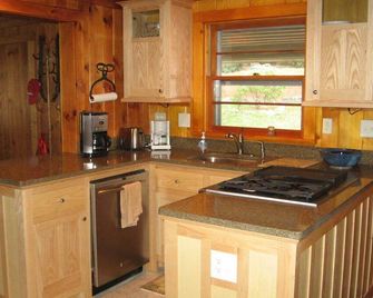 Secluded Cabin - 21 acres on Blue Ridge Parkway MP 182 - Meadows of Dan - Cocina