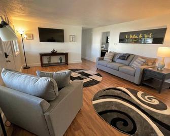 7-Bedroom Home with Views of the Rocky Mountains - Sandy - Living room