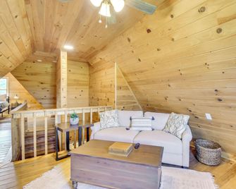 Home With Fire Pit On 27 Acres in Walhal - Walhalla - Living room