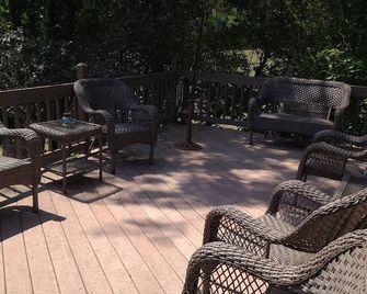 Spacious 7-bedroom house in charming Richland Center - Richland Center - Patio