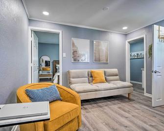 Cozy Bay Area Vacation Rental with Patio - Hayward - Living room