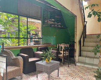 OYO 876 Escurel Inn Boracay - Boracay - Βεράντα