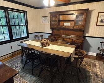 4 bedroom wooded farmhouse close to trails and 8 miles from Sports at the Beach - Lewes - Jídelna