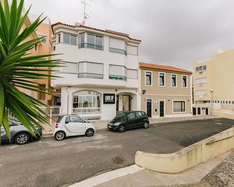 Rent4rest Estoril Seafront Apartments - Estoril - Building