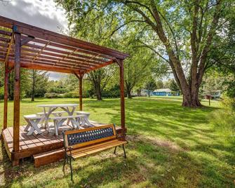 Modern Rustic Retreat w/Private Trails & Stream - Sciota - Patio