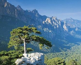 Secluded, contemporary sheepfold for 2, nestled on a hillside with swimming pool. - Figari - Building