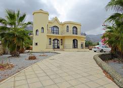 Unmatched Luxury: Villa with Spectacular Views, High-Speed WiFi - Ozankoy - Building