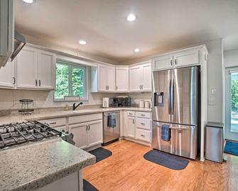 Hayesville Lake Getaway w/ Balcony & Mtn Views! - Hayesville - Kitchen