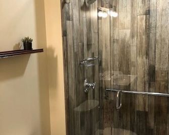 The Rustic Suite with Hot Tub Romantic Getaway on Main Street - Berlin