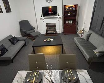 Limitless Sweet Home - Leicester - Living room