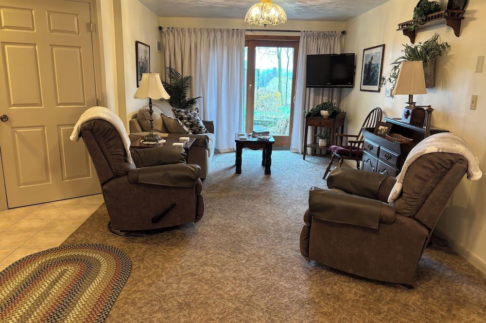 Solitary Homestead-scenic setting, spacious outdoor areas. Easy access PSU.