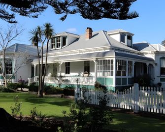 Ounuwhao Bed And Breakfast Guest Lodge - Russell - Building