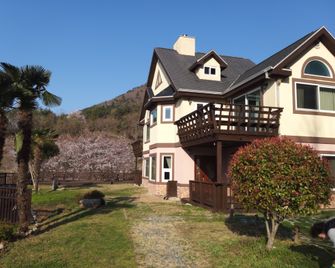 White House - Namhae - Building