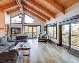 Stateline Mountain Cabin: 3 Mi to Heavenly Resort - Stateline - Living room