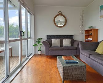 Cosy Beachfront Cottage, Family and Pet friendly - Whangarei Heads - Sala de estar