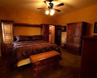 Beautiful spacious house with 2 sided fireplace - PET fiendly - HOT TUB - Ranchos de Taos - Bedroom