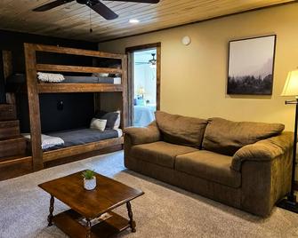 Cozy apartment with full kitchen, patio, grill & convenient location - Del Norte - Living room