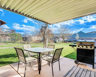 La Verkin Home w/ Yard, Covered Patio & Grill - La Verkin - Patio