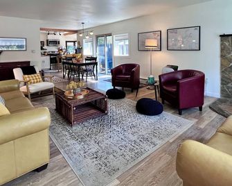 Starry Night Retreat! Dog Friendly and One Block Above Downtown Winthrop! - Winthrop - Salon
