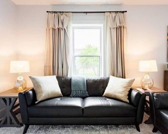 Sleek and Stylish Abode in Vibrant Neighborhood - ניו אורלינס - סלון