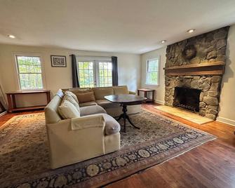 Charming 2-bedroom country cottage bordering on land trust in Washington, CT - Washington - Living room