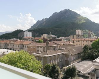 Mountain View Apartment Lecco Centro - Lecco - Parveke