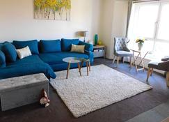 Fab Location, 1 bed Apt overlooking Glasgow Green - Glasgow - Living room