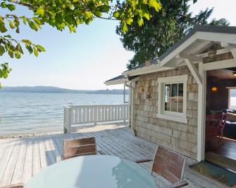 Hood Canal, 1930's Beach Cottage, 315' Cove with Oysters! - Hoodsport - Patio