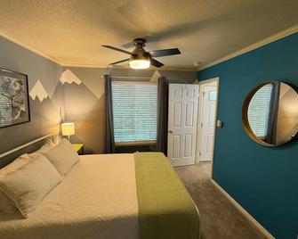 Charming Downtown Cottage - Grass Valley - Bedroom