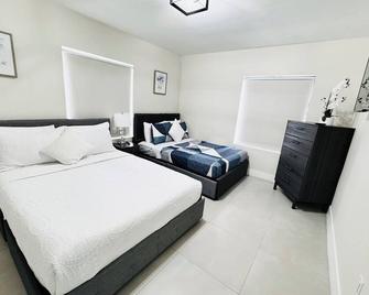 Charming 3-bedroom house with WiFi, AC in pleasant North Miami - North Miami - Bedroom