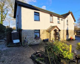 Comfortable character cottage with small garden on smallholding. Pets welcome. - Narberth - Building