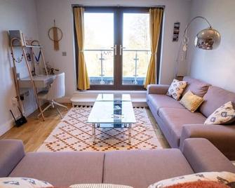 Surrey Hills Escape: Riverside Walks & Quick Links - Godalming - Living room