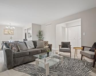 Two-Bedroom Two-Bathroom Stay Near Downt - Rochester Hills - Living room