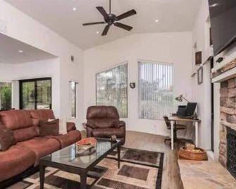 Modern, Luxurious Home on Rams Hill Golf Course - Borrego Springs - Living room
