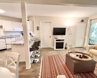 Windmill Cottage at Abbey Springs Near Lake & Shops! - Fontana-On-Geneva Lake