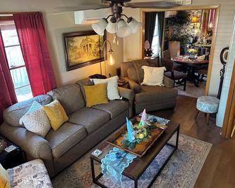Cozy little cottage - Searcy - Living room