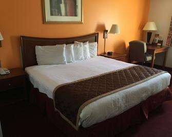 Lake Tree Inn & Suites - Marion - Bedroom