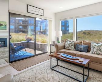 Pajaro Dunes Resort: Beachfront Bliss Stunning 2-Bedroom Condo with Dune Views - Watsonville - Living room